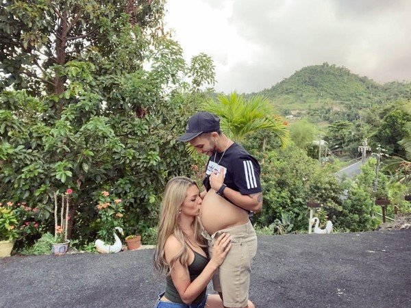 Model Shares The Most Heartwarming Pregnancy Pictures Featuring Her Kissing Pregnant Husband’s Baby Bump