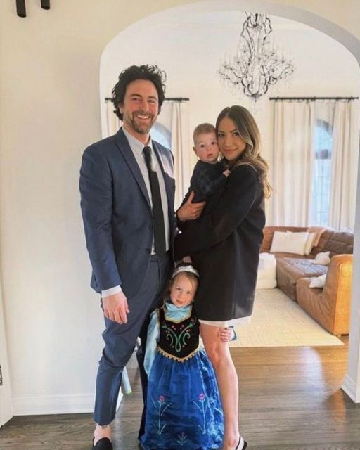 MY HUSBAND TOOK THIS FAMILY PHOTO WITH ME—AND HOURS LATER, I FOUND OUT WHAT HE’D REALLY BEEN PLANNING