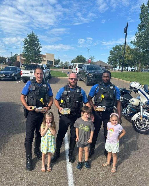WE JUST WANTED TO SAY THANK YOU—BUT WHAT ONE OFFICER WHISPERED CHANGED EVERYTHING