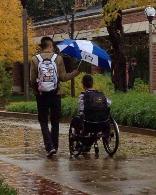 I SAW THIS SMALL GESTURE BETWEEN TWO STRANGERS—AND IT BROKE ME IN THE BEST WAY