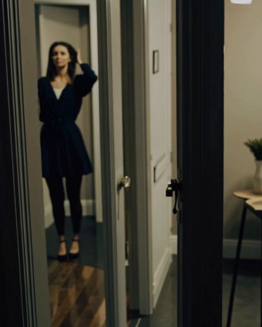 MY BEST FRIEND BEGGED ME TO “KNOCK” ON HER DOOR EXACTLY AT 6:45 — I THOUGHT IT WAS WEIRD, UNTIL I SAW WHAT SHE WAS HIDING