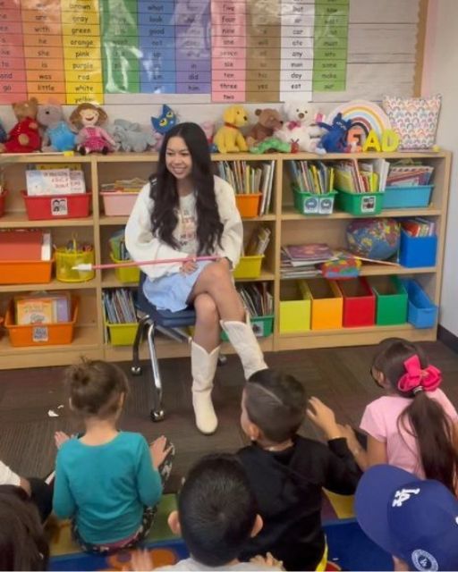THIS IS MY DAUGHTER’S KINDERGARTEN TEACHER—AND THE WAY SHE WORKS WITH THE KIDS MELTED MY HEART