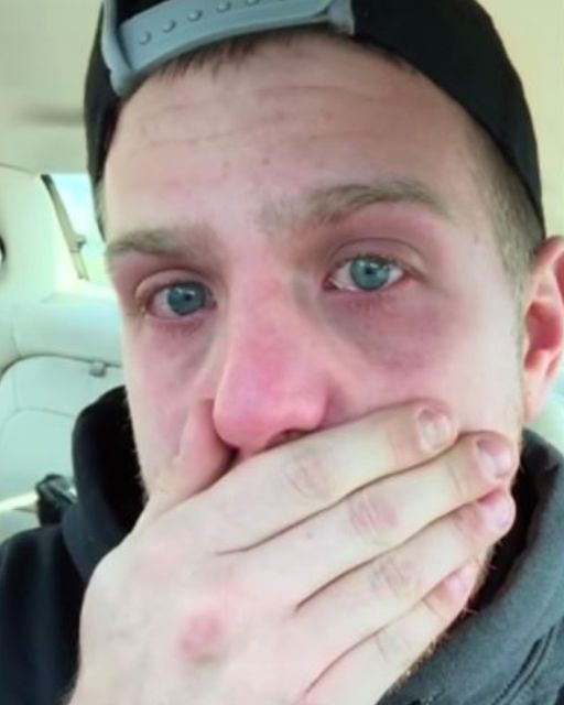 PIZZA DELIVERY GUY BREAKS DOWN IN HIS CAR—AND THE REASON WHY IS SHOCKING