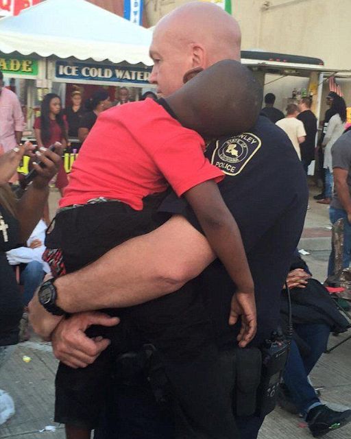 HE FELL ASLEEP IN A POLICE OFFICER’S ARMS—BUT THAT’S NOT WHY PEOPLE STARTED WHISPERING