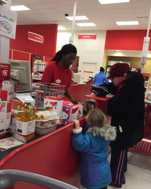 SHE COULDN’T PAY—SO I SWIPED MY CARD… THEN SAW HER NAME ON THE RECEIPT