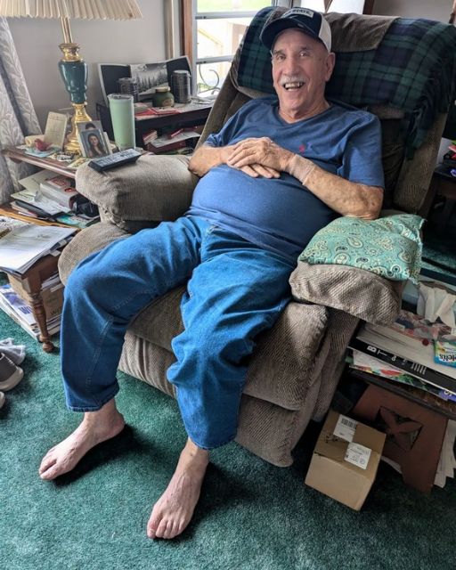 He Smiled Like Nothing Was Wrong—But Then I Looked Under the Chair