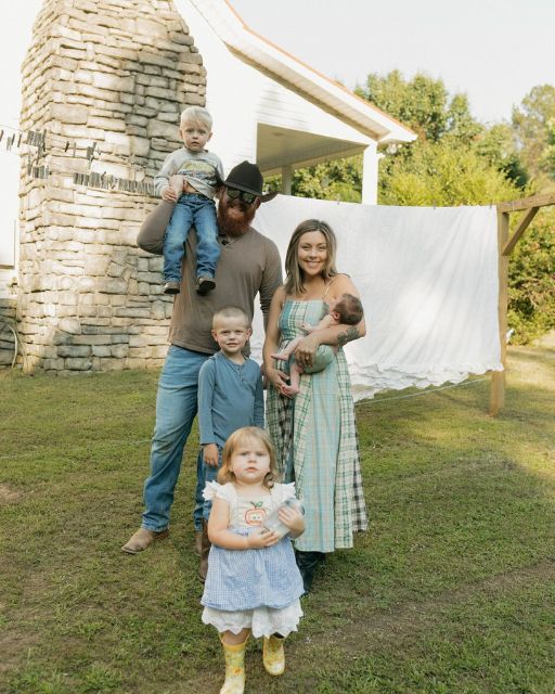 My Cousin Sent Me This Cute Family Photo—But I Recognized The Dress From A Missing Persons Poster