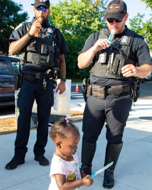 MY NIECE ONLY ATE HALF THE POPSICLE — THEN ASKED ME WHY THE POLICEMEN SMELLED LIKE GRANDPA’S CLOSET