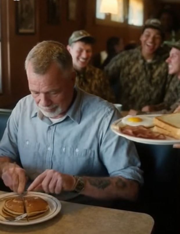 He Kept Quiet While They Mocked The Old Vet—Until I Stood Up With My Tray