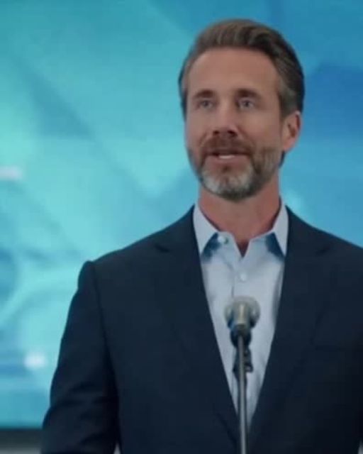 CEO Cancels Christmas Bonuses—Employee’s Public Response Destroyed His Image