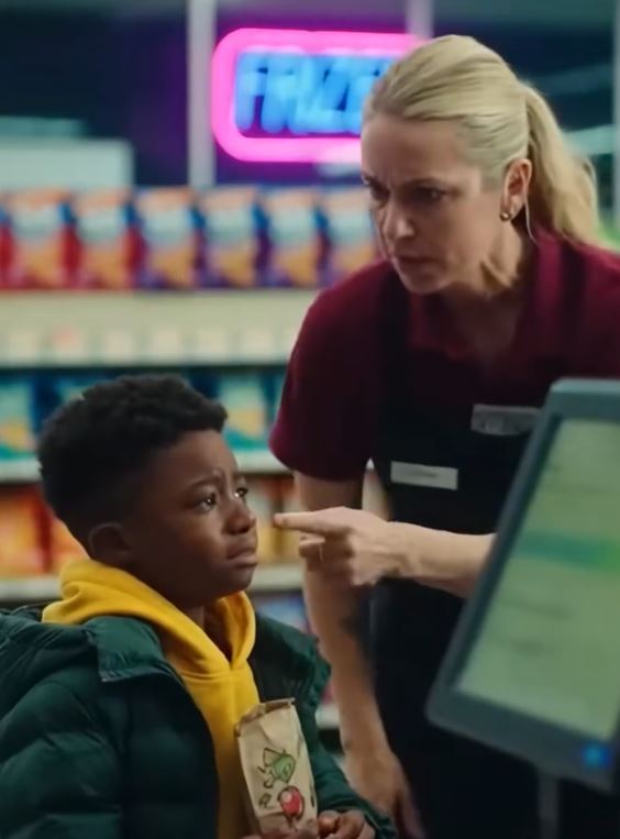 A Stranger Stepped In—And The Clerk Never Saw It Coming