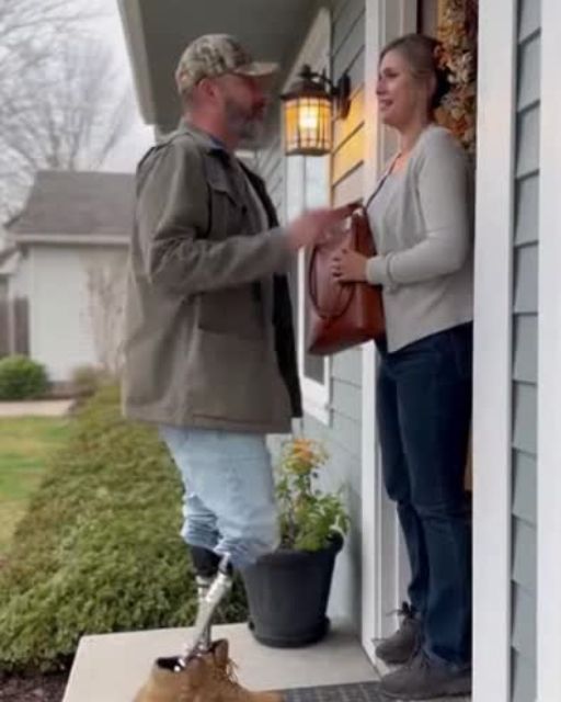 Veteran Returns Lost Purse—the Owner’s Response Is Caught on Video and Shocks Everyone