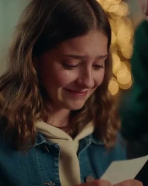 Cousins Mock Single Mom’s Gift—The Note Inside Makes Everyone Cry at the Table