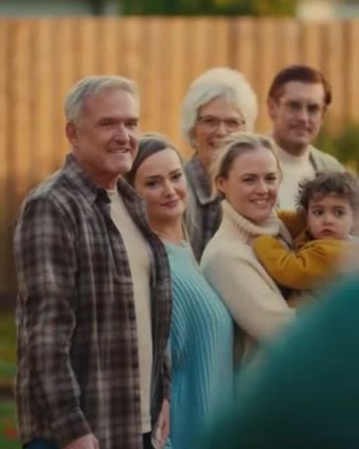 Son-in-Law Removes Father-in-Law From Family Photo โ The Photographer Recognizes Him