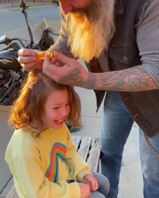 Entitled Mom Lets Her Kids Put Gum In A Little Girl’s Hair โ Then Sees Who Her Father Is