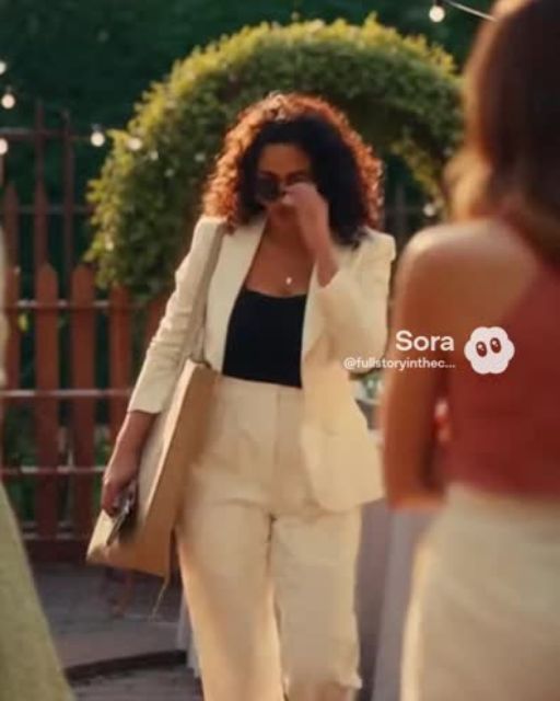 Cousins Criticize Girl’s Secondhand Dress—the Designer Who Made It Arrives Late