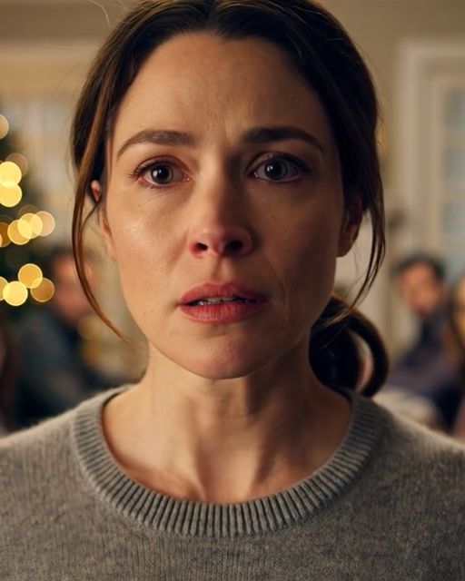 The Night My Parents Adored My Sister’s “perfect Husband” And Mocked Mine For His Sawdust And Toolbox, And The Quiet Christmas Eve When One Bruise, One Wrong Text And One Sentence At The Dinner Table Blew Our Picture-perfect Family Wide Open