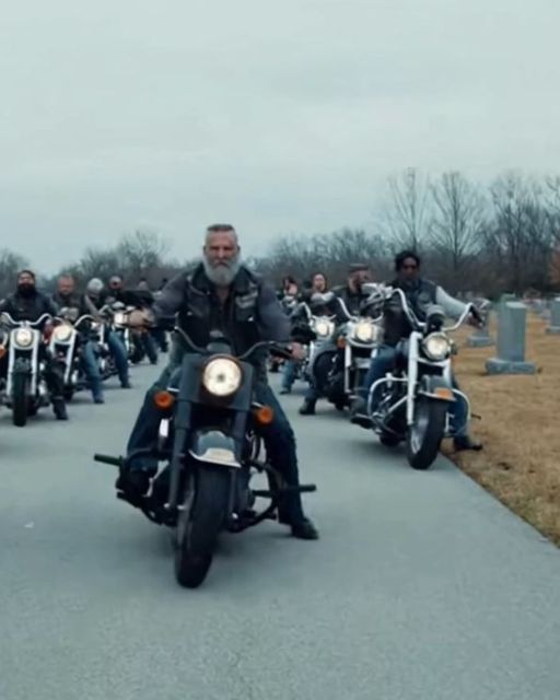 She Tried To Kick “dirty Bikers” Out Of Her Dad’s Funeral – Until The Leader Handed Her A Note